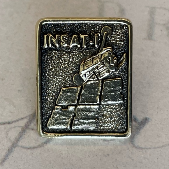 INSAT-1 satellite tie pin with chain & bar attachment - Picture 4 of 8